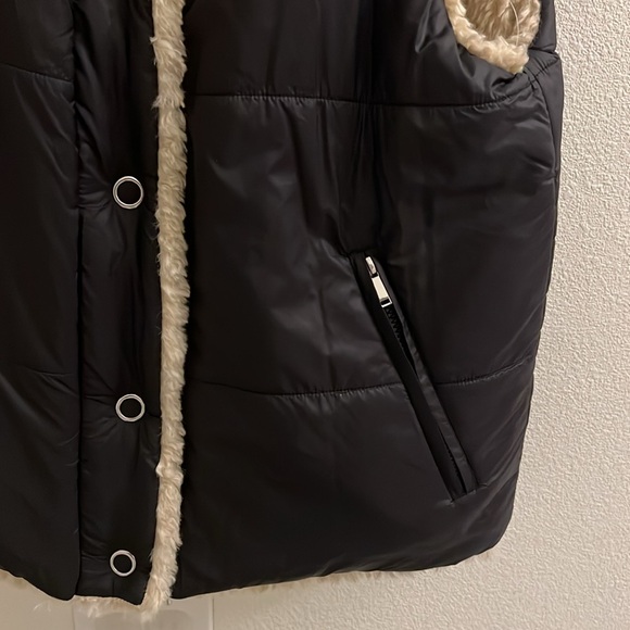 Topshop puffer vest jacket with reversible sherpa lining in black sz M - Picture 6 of 7